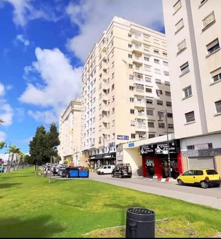 Appartement Familal A Trois Chambres En Face Marjane & Hotel Ahlen Tanger Exterior foto